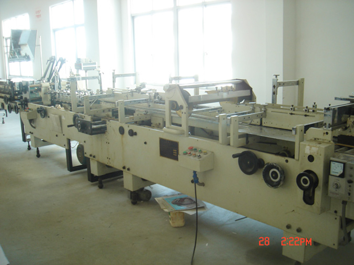 Automatic box gluing machinejpg